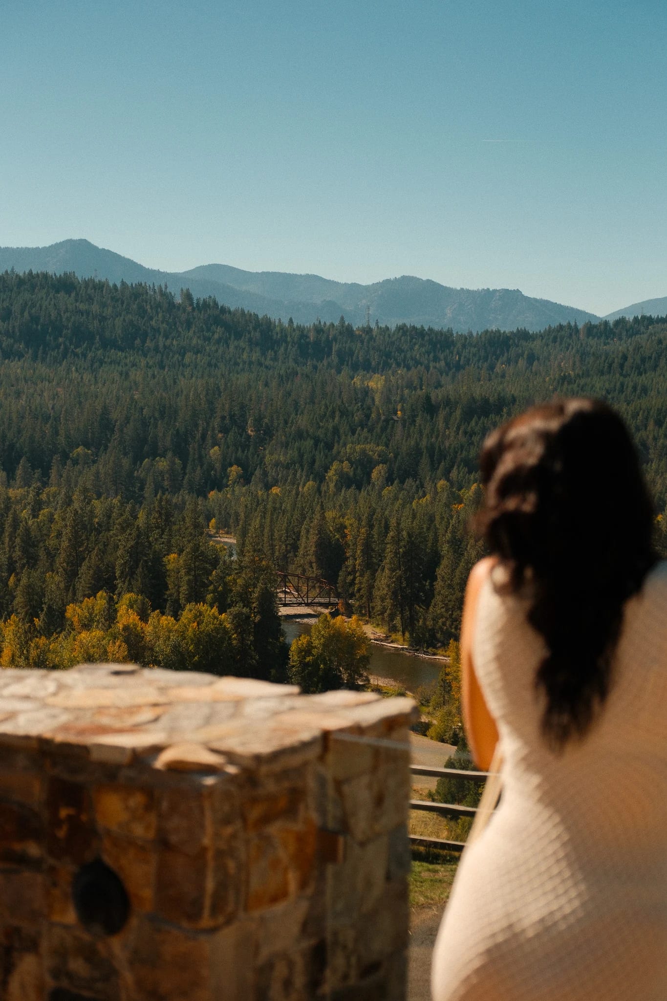 Guest overlooking the mountain landscape at Suncadia